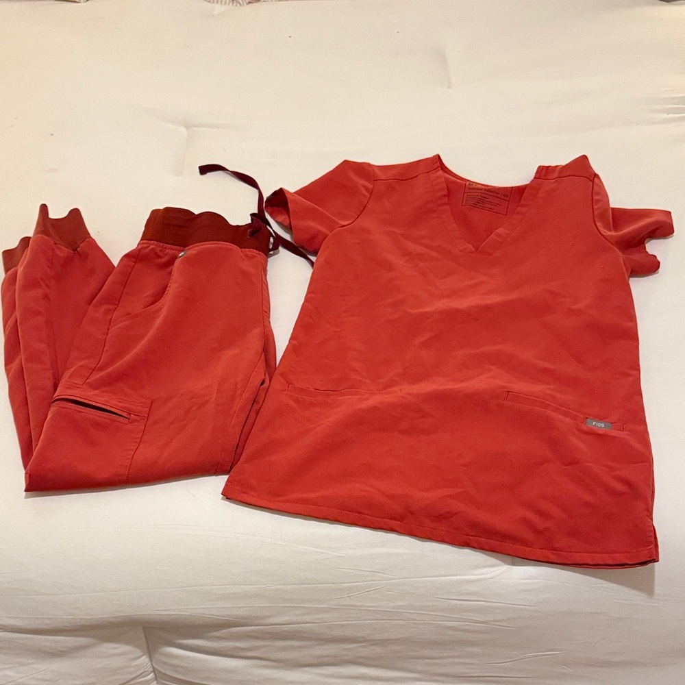 Figs Women's coral joggers xxs petite  and xxs top